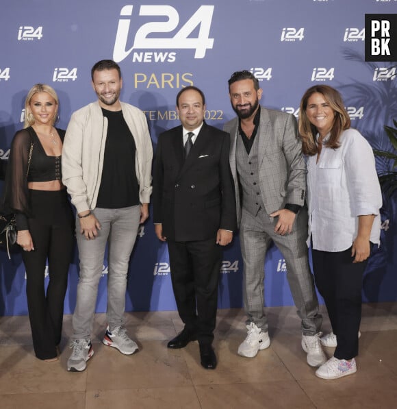 Exclusif - Kelly Vedovelli, Raymond Aabou, Frank Melloul (PDG de I24NEWS), Cyril Hanouna, Valérie Benaïm au photocall de la soirée de gala de la chaine i24News à Chaillot - Théâtre national de la Danse à l’occasion de la célébration du 2ème anniversaire de la signature des Accords d’Abraham, Paris le 5 septembre 2022. © Jack Tribeca / Bestimage 