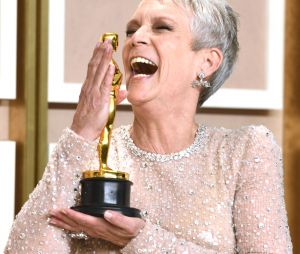 Jamie Lee Curtis (Oscar de la meilleure actrice dans un second rôle pour Everything Everywhere All at Once) dans la press-room de la 95ème édition de la cérémonie des Oscars à Los Angeles, le 12 mars 2023. © Kevin Sullivan via Zuma Press/Bestimage  Celebrities in the press-room of the 95th edition of the Oscars ceremony in Los Angeles, March 12th, 2023.