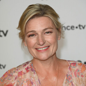 Anne-Élisabeth Lemoine au photocall pour la conférence de presse de rentrée de France TV à la Grande Halle de la Villette à Paris, France, le 6 juillet 2022. © Coadic Guirec/Bestimage