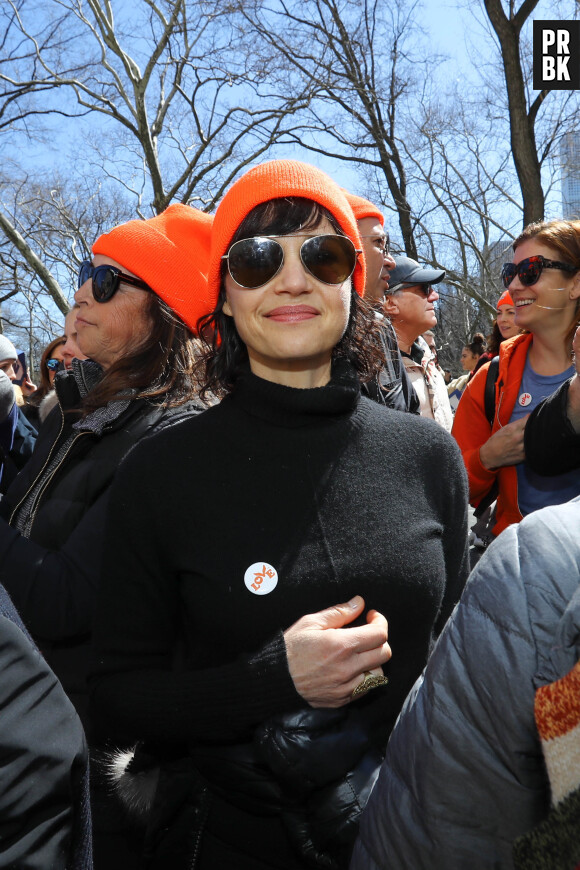 Carla Gugino - Les célébrités et des centaines de milliers de manifestants protestent contre les armes à feu (March For Our Lives) à New York, le 24 mars 2018  Celebrities attend the March For Our Lives in New York - 24th march 2018 