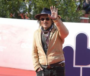 Johnny Depp assiste à la projection de la série web "Puffins" lors du 16 ème Rome International Film Festival, le 17 octobre 2021.