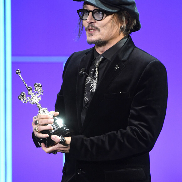 Johnny Depp reçoit un Donostia award sur la scène du 69ème festival international du film de San Sebastian (Saint Sebastien) le 22 septembre 2021 © Future-Image via ZUMA Press / Bestimage