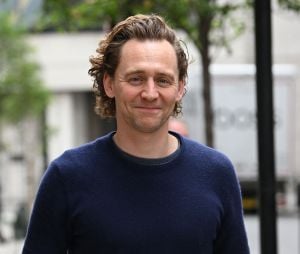 Tom Hiddleston à la sortie des studios de la BBC à Londres, le 11 mai 2022.  11 May 2022. Tom Hiddleston seen leaving BBC Radio 2 Studios in London 