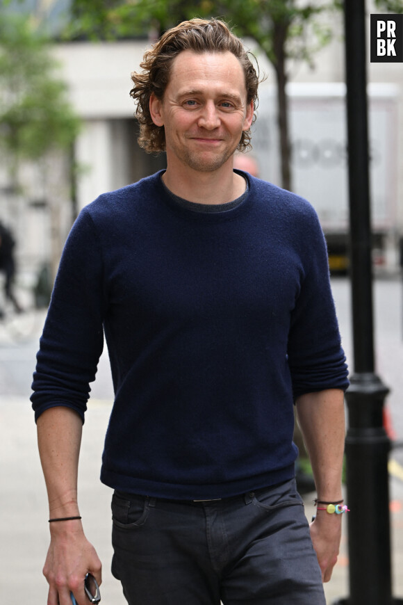 Tom Hiddleston à la sortie des studios de la BBC à Londres, le 11 mai 2022.  11 May 2022. Tom Hiddleston seen leaving BBC Radio 2 Studios in London 