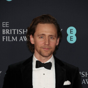 Tom Hiddleston (habillé en Ralph Lauren) - Photocall de la cérémonie des BAFTA 2022 (British Academy Film Awards) au Royal Albert Hall à Londres le 13 mars 2022.  