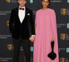 Tom Hiddleston (habillé en Ralph Lauren) avec sa compagne Zawe Ashton - Photocall de la cérémonie des BAFTA 2022 (British Academy Film Awards) au Royal Albert Hall à Londres le 13 mars 2022.  
