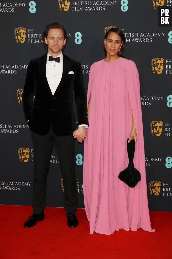 Tom Hiddleston (habillé en Ralph Lauren) avec sa compagne Zawe Ashton - Photocall de la cérémonie des BAFTA 2022 (British Academy Film Awards) au Royal Albert Hall à Londres le 13 mars 2022.  