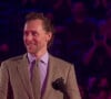 Tom Hiddleston sur la scène des "2021 People's Choice Awards" à Los Angeles, le 7 décembre 2021.  Delighted fans chant 'Loki, Loki, Loki' as Tom Hiddleston collects his People's Choice Award for Best Male TV Star. The Brit actor caused a frenzy as he took the stage to accept The Male TV Star Award for his hit Disney+ show Loki. As he prepared to give a speech, fans in the crowd excitedly chanted his beloved character Loki's name. Hiddleston grinned at the fans before launching into his speech. "I share this entirely with the whole cast and crew," he raved, after calling himself a 'placeholder' for the role, which he called a 'role of a lifetime'. Turning to the audience, he thanked them for allowing him to play the character, before expressing how much the recognition meant to him as an artist. 