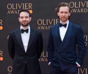 Charlie Cox et Tom Hiddleston (habillé en Ralph Lauren) lors de la soirée des Olivier Awards au Royal Albert Hall à Londres, Royaume Uni, le 7 avril 2019.  Celebs attending the Olivier Awards at The Royal Albert Hall, London, UK, on April 7, 2019. 