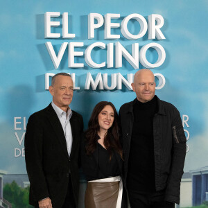 (L-R) Tom Hanks, Mariana Trevino et Marc Forster au photocall du film "Thanks a Man Called Otto" à Madrid, le 12 décembre 2022.