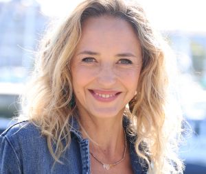 "J'ai vécu plein d'expériences extraordinaires. Je suis tombée folle amoureuse au point de perdre la tête. Le polyamour, c'est une ouverture de coeur que j'ai adoré pratiquer...", confie-t-elle. 
Helene de Fougerolles - Photocall de la série "Sam" lors de la 25ème édition du Festival de la Fiction de la Rochelle. Le 15 septembre 2023 © Denis Guignebourg / Bestimage