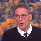 "On a une photo de sa femme sous sa douche" : Julien Courbet fait paniquer un invité dans Ça peut vous arriver (M6)