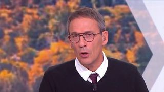 "On a une photo de sa femme sous sa douche" : Julien Courbet fait paniquer un invité dans Ça peut vous arriver (M6)