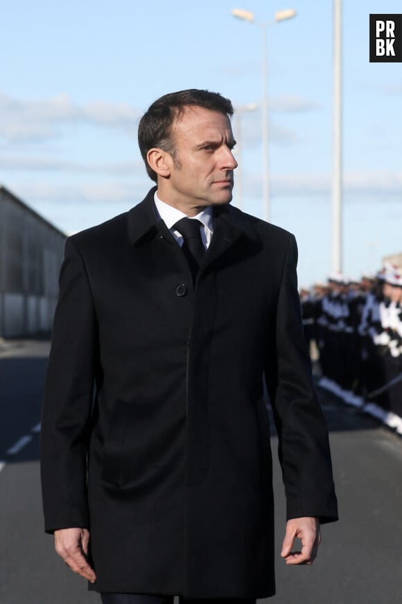 Le président français, Emmanuel Macron durant la revue de troupes des armées sur la base marine lors de son voyage pour présenter ses souhaits du Nouvel An à l'armée française à Cherbourg, France, le 19 janvier 2024. © Stéphane Lemouton/Bestimage