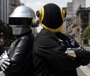 Les fans de Daft Punk fêtent le 10ème anniversaire de l'album "Random Access Memories" à Mexico, le 11 mai 2023.