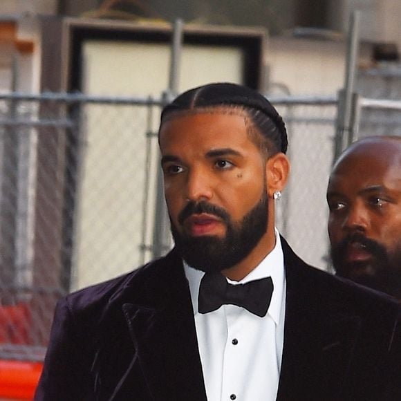 Drake se rend à la première du film "Amsterdam" à New York le 18 septembre 2022.