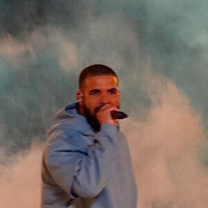 Drake sur scène pour le concert caritatif "Free Larry Hoover" au Memorial Coliseum de Los Angeles, le 9 décembre 2021.