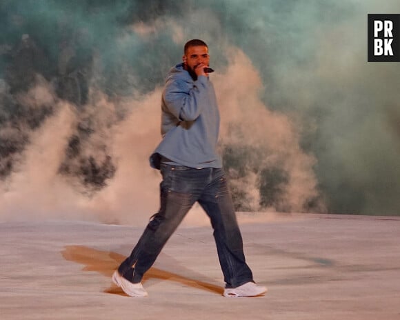 Drake sur scène pour le concert caritatif "Free Larry Hoover" au Memorial Coliseum de Los Angeles, le 9 décembre 2021.