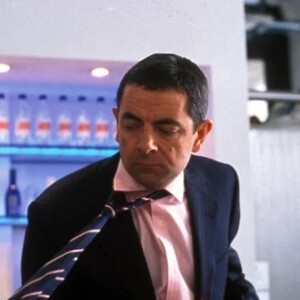 Rowan Atkinson joue Johnny English.