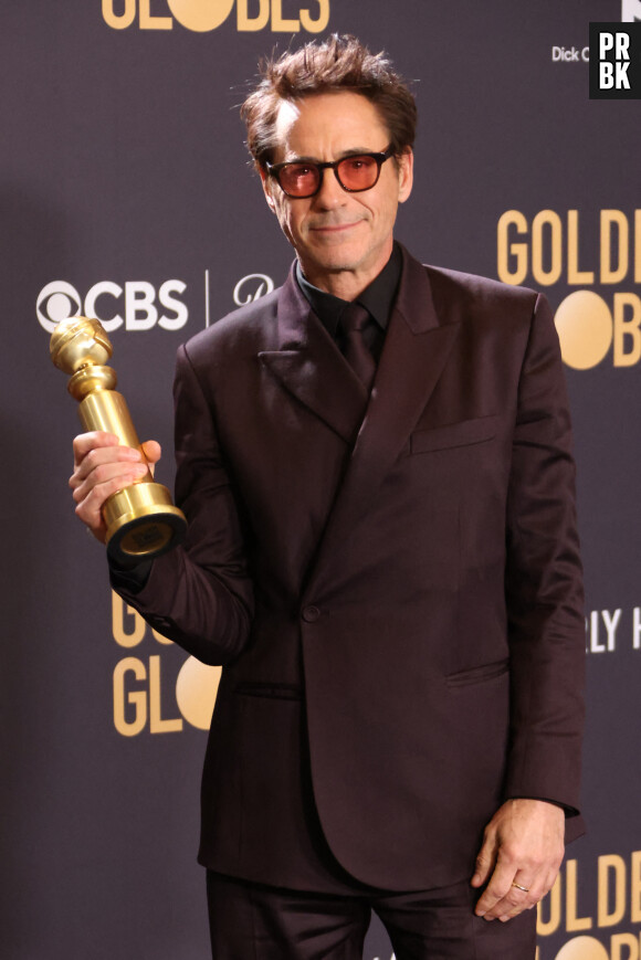 Robert Downey Jr. meilleur second rôle pour Oppenheimer - Press room de la 81ème cérémonie des Golden Globes au Beverly Hilton à Los Angeles le 7 janvier 2024. © Crash/imageSPACE via ZUMA Press Wire / Bestimage  January 7, 2024, Beverly Hills, CA, USA: Robert Downey Jr., winner of the Best Performance by a Male Actor in a Supporting Role in any Motion Picture award for ''Oppenheimer,'' poses in the press room during the 81st Annual Golden Globe Awards at The Beverly Hilton on January 07, 2024 in Beverly Hills, California. (Credit Image: © Crash/imageSPACE via ZUMA Press Wire) 