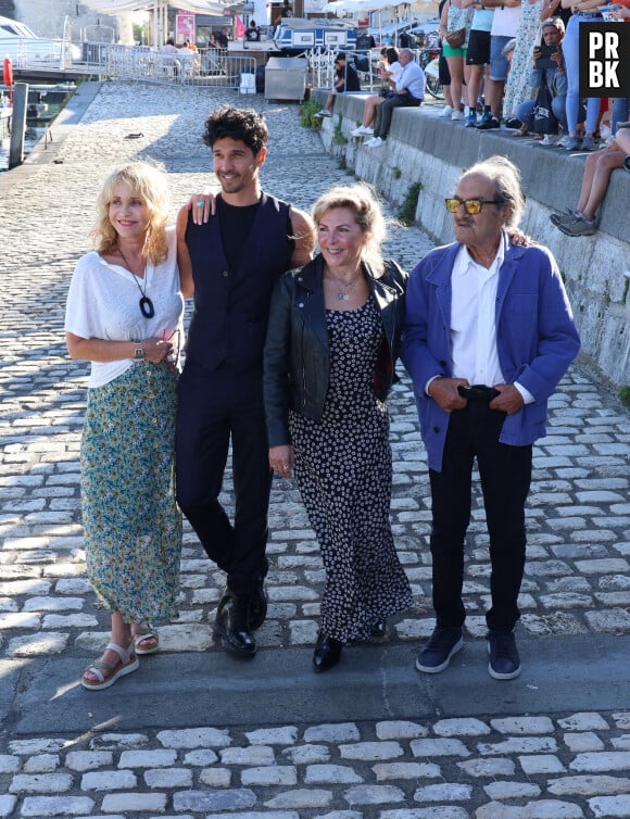 Fanny Cottençon, Vinnie Dargaud, Anne-Elisabeth Blateau et Gérard Hernandez lors du photocall de la série "Scènes de ménages" lors de la 25ème édition du Festival de la fiction de la Rochelle, France, le 13 septembre 2023. © Denis Guignebourg/BestImage