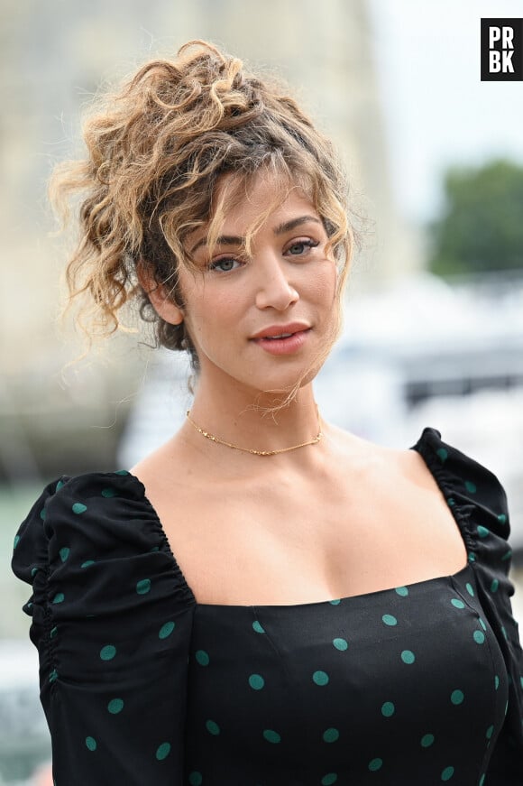Manon Azem - Photocall lors du Festival de la Fiction de La Rochelle. Le 15 septembre 2021