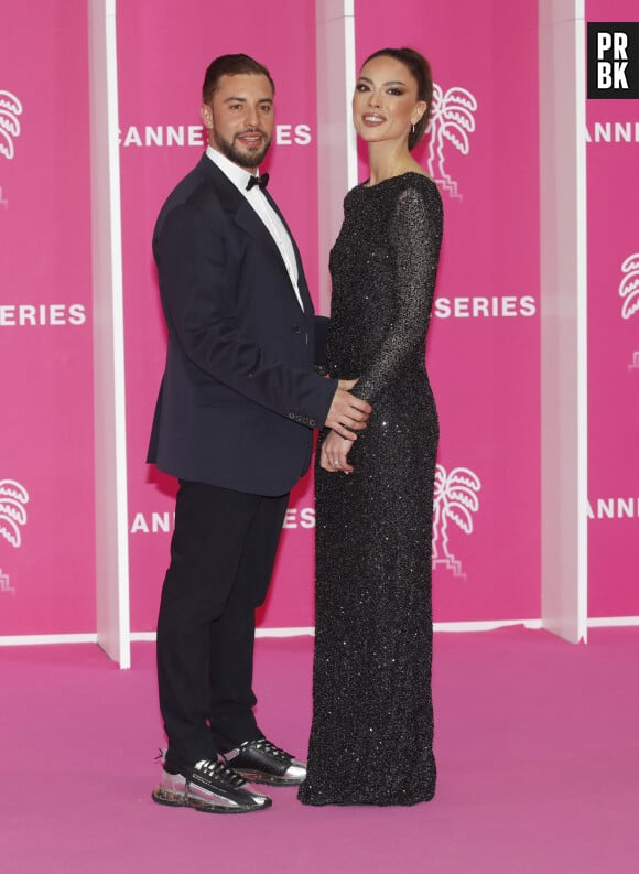 Marwan Berreni de "Plus Belle la Vie" et sa compagne Tiphaine Schirier au photocall lors de la 5ème saison du festival International des Séries "Canneseries" à Cannes, France, le 2 avril 2022. © Denis Guignebourg/Bestimage