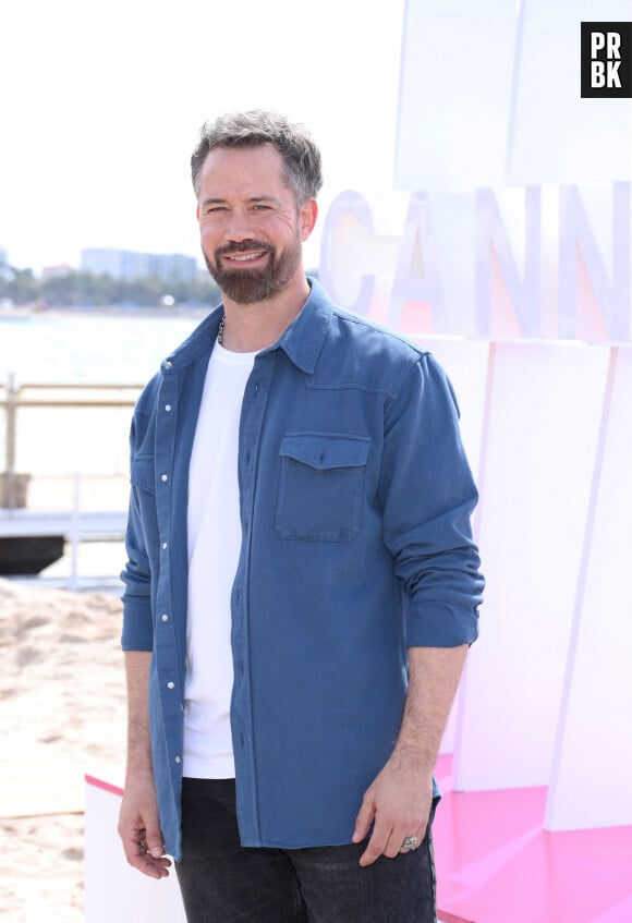 Emmanuel Moire - Photocall de "Demain nous appartient" lors du 7ème festival international Canneséries à Cannes, le 6 avril 2024. © Denis Guignebourg / Bestimage