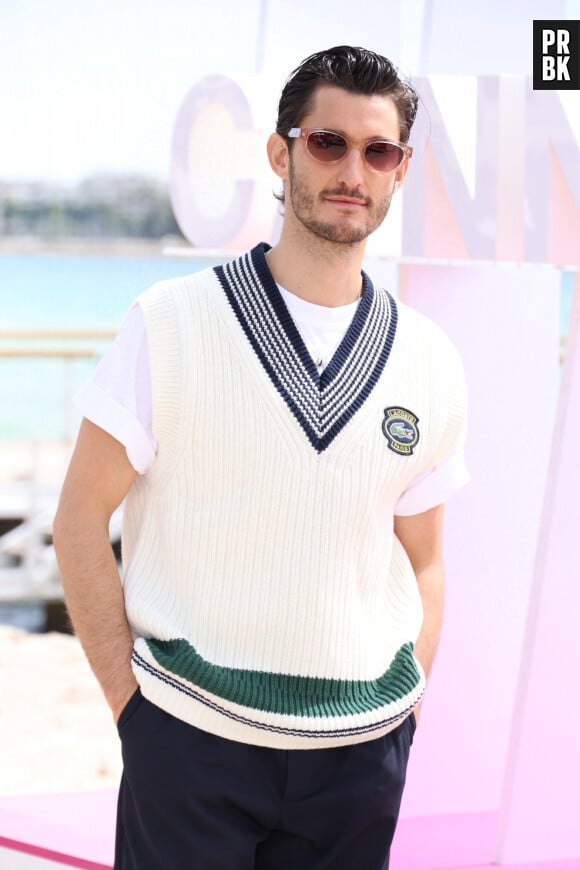 Pierre Niney pour le photocall de 'Fiasco' sur la plage du Majestic lors de la 7eme saison de 'CanneSeries' à Cannes le 8 Avril 2024 Denis Guignebourg/BestImage