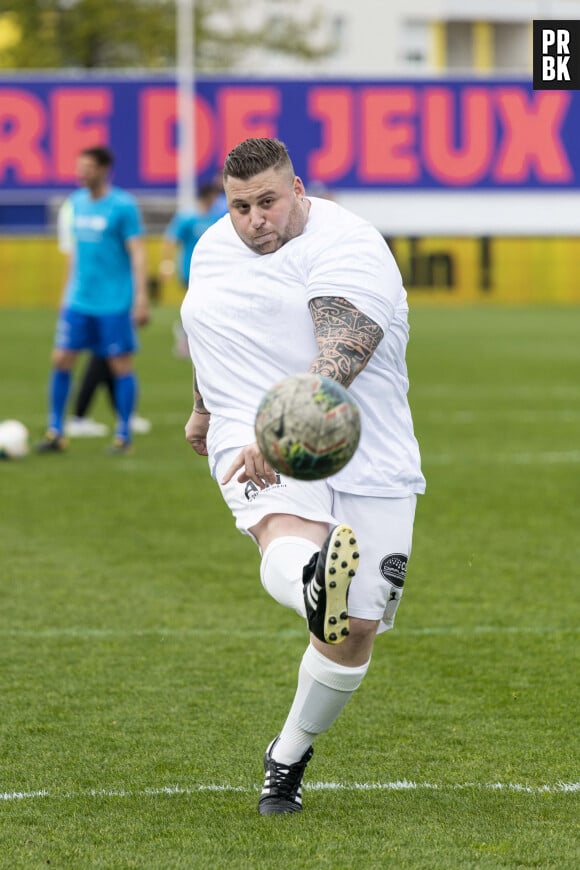 Le Youtubeur "Nicocapone" (Nicolas "Nico" Scudéri) lors du match de football caritatif pour l’UNICEF opposant la Team Unicef face à la Team Bourg-en-Bresse au stade Jean Laville à Bourg-en-Bresse, France, le 10 avril 2023. L’UNICEF a récolté 10 000€ devant plus de 4000 spectateurs.© Pierre Perusseau/Bestimage