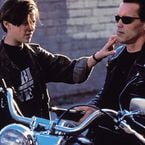 Terminator 2 : j'ai retrouvé le petit garçon qui jouait dans le film avec Arnold Schwarzenegger et il a sacrément changé !