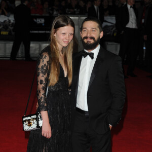 Shia LaBeouf et sa petite amie de l'époque Mia Goth - Arrivée des people à la première du film "Fury" lors de la cérémonie de clôture du 58ème BFI London Film Festival à Londres, le 19 octobre 2014.