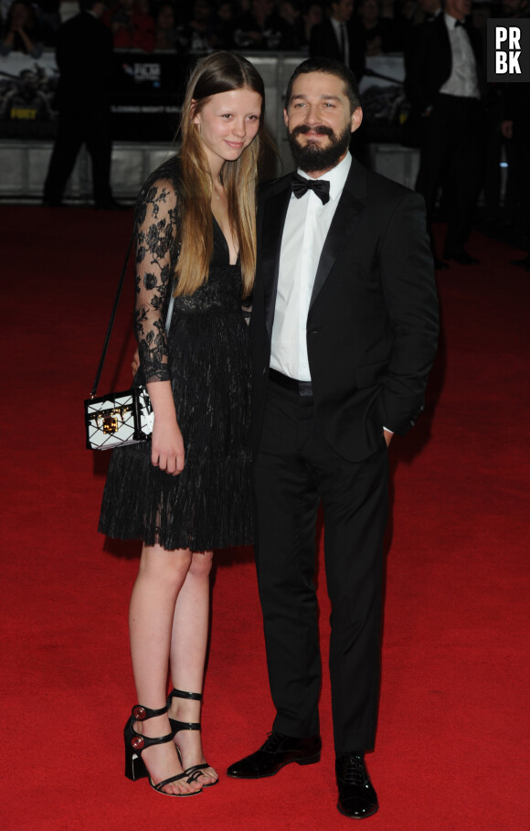 Shia LaBeouf et sa petite amie de l'époque Mia Goth - Arrivée des people à la première du film "Fury" lors de la cérémonie de clôture du 58ème BFI London Film Festival à Londres, le 19 octobre 2014.