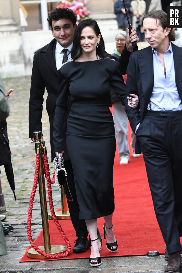 Eva Green arrive au showroom de la maison Vivier (Roger Vivier chaussure) pour la collection automne / hiver 2024-2025 lors de la Fashion Week de Paris (PFW), à la maison de l'Amérique Latine, à Paris, France, le 29 février 2024.