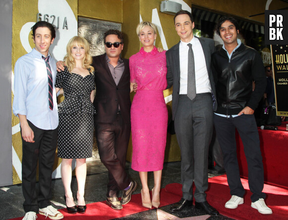 Simon Helberg, Melissa Rauch, Johnny Galecki, Kaley Cuoco, Jim Parsons, Kunal Nayyar - Kaley Cuoco reçoit son étoile sur le Walk Of Fame en compagnie d'Arsenio Hall à Hollywood, le 29 octobre 2014