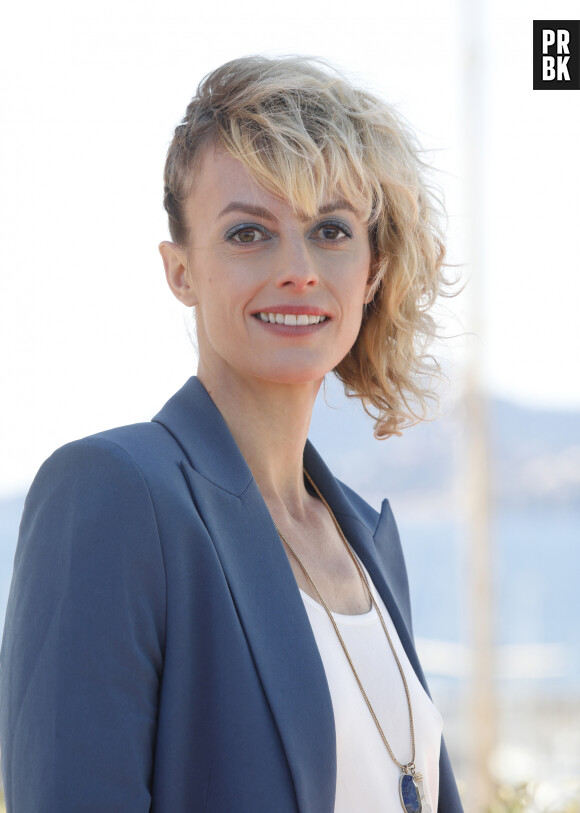 L'actrice Sara Mortensen au photocall de la série "Astrid et Raphaëlle" lors de la 5ème saison du festival International des Séries "Canneseries" à Cannes, France, le 2 avril 2022. © Denis Guignebourg/Bestimage