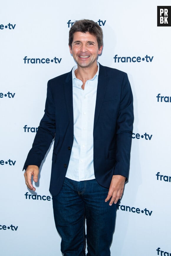 Thomas Sotto lors du photocall dans le cadre de la conférence de presse de France Télévisions au Pavillon Gabriel à Paris, France, le 24 août 2021. © Pierre Perusseau/Bestimage