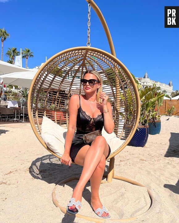 Kelly Vedovelli profite de ses vacances.