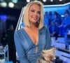 Kelly Vedovelli et son chien sur le plateau de TPMP