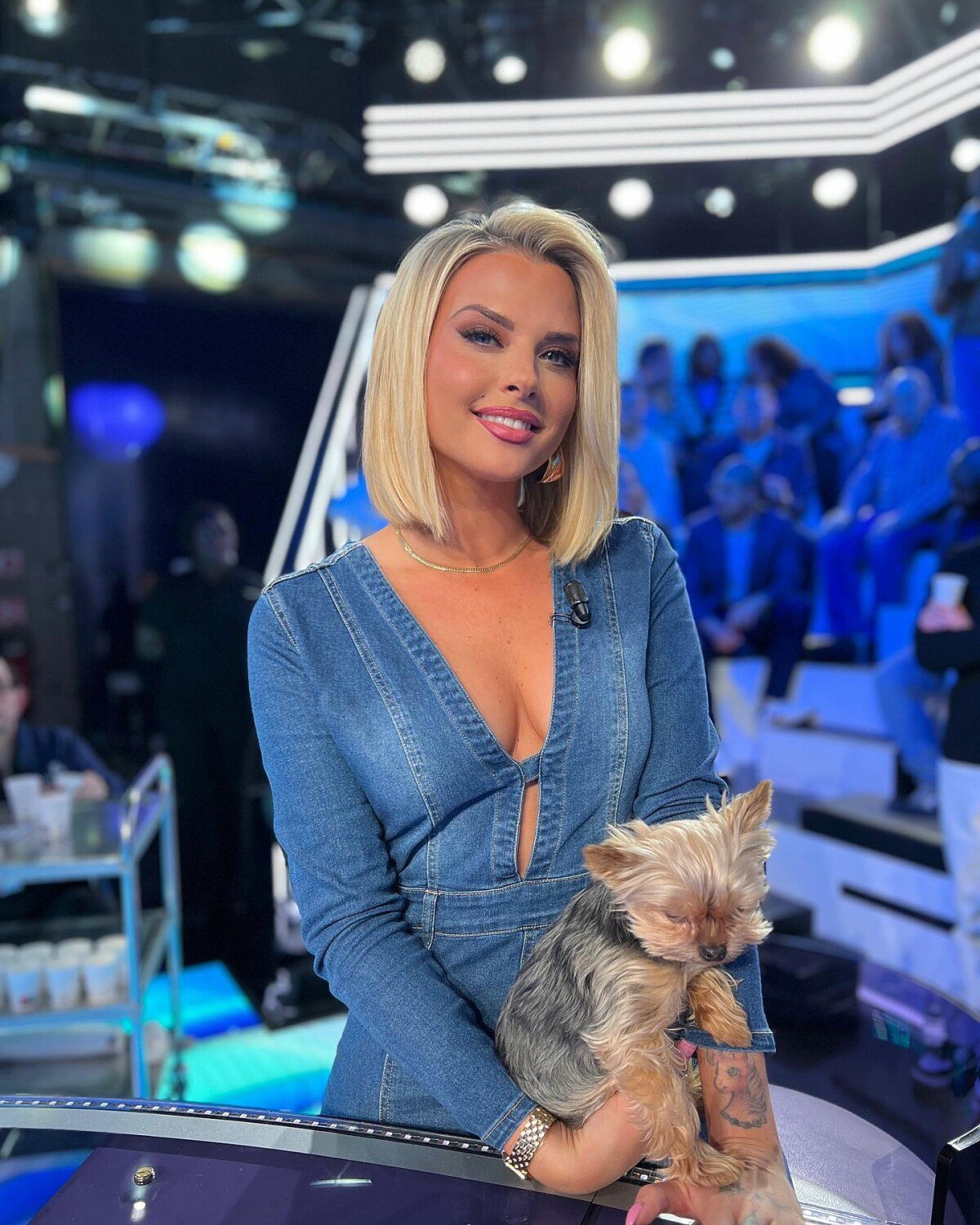 Photo : Kelly Vedovelli et son chien sur le plateau de TPMP - PureBreak