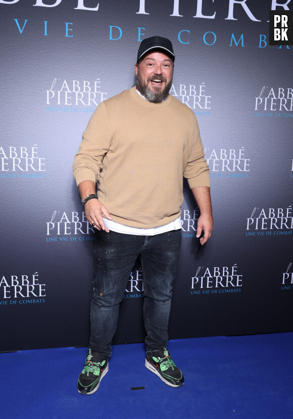 Alban Ivanov lors de l'avant-première du film "L'Abbé Pierre - Une vie de combats" au cinéma UGC Normandie à Paris. © Denis Guignebourg / Bestimage