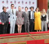 Johnny Galecki, Jim Parsons, Kaley Cuoco, Simon Helberg, Kunal Nayyar, Mayim Bialik, Melissa Rauch - Les acteurs de The Big Bang Theory laissent leurs empreintes sur le ciment lors d'une cérémonie au Chinese Theatre à Hollywood, Los Angeles.