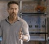 Ryan Reynolds apparaît dans une publicité soi-disant improvisée pour la marque de son gin "Aviation" pendant le Super Bowl, le 12 février 2023.