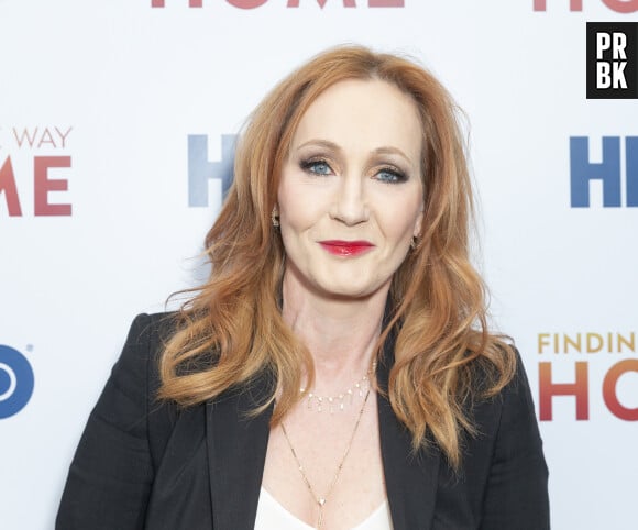 JK Rowling croule à ce point sous les accusations de transphobie - de haine anti transgenres - qu'une grande partie du casting originel des "Harry Potter" s'est éloignée d'elle. Comme Emma Watson. Et la romancière s'en fiche : elle a encore scandalisé récemment...
J.K Rowling - Première de Finding the Way Home à New York le 11 décembre 2019. 