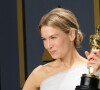 Renée Zellweger, lauréate du prix de l'actrice dans un rôle principal pour "Judy" au photocall de la Press Room de la 92ème cérémonie des Oscars 2020 au Hollywood and Highland à Los Angeles, Californie, Etats-Unis, le 9 février 2020.