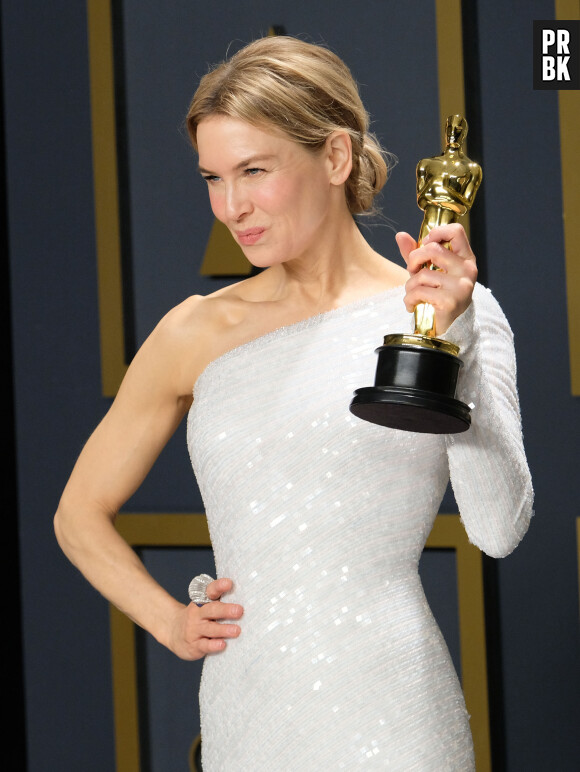 Renée Zellweger, lauréate du prix de l'actrice dans un rôle principal pour "Judy" au photocall de la Press Room de la 92ème cérémonie des Oscars 2020 au Hollywood and Highland à Los Angeles, Californie, Etats-Unis, le 9 février 2020.