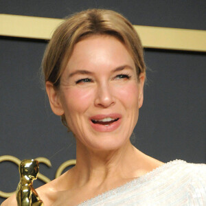 Renée Zellweger, lauréate du prix de l'actrice dans un rôle principal pour "Judy" - Photocall de la Press Room de la 92ème cérémonie des Oscars 2020 au Hollywood and Highland à Los Angeles le 9 février 2020.