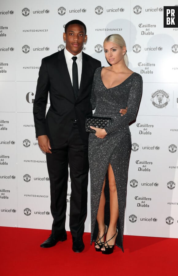 Anthony Martial et Mélanie da Cruz sont apparus pour la première fois en public au photocall du dîner de gala "The United for UNICEF" au stade Old Trafford à Manchester, Royaume Uni, le 31 octobre 2016.