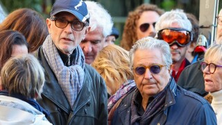 "En attendant les copains..." : obsèques de Michel Blanc, une cérémonie émouvante (et drôle) avec Josiane Balasko, Gérard Jugnot et des anonymes... (En images)