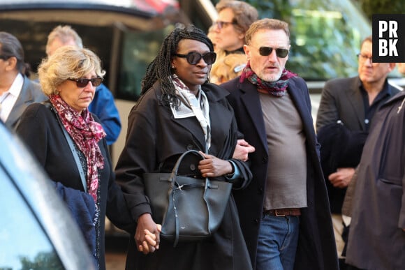 Ramatoulaye Diop, la compagne du défunt, Jean-Paul Rouve - Sortie des Obsèques de Michel Blanc en l'église Saint-Eustache à Paris, le 10 octobre 2024. © Moreau / Jacovides / Bestimage
Cause de la disparition de Michel Blanc : le comédien aurait fait une réaction allergique lors d'un examen médical le 3 octobre 2024, mais pas en raison d'un produit injecté pour les besoins de son échographie. C'est un antibiotique administré en cas de problème rénale qui aurait provoqué la réaction, se transformant en oedème de Quincke